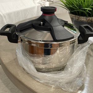 im selling a brand new royal prestige,6 quarter i bought couple months ago